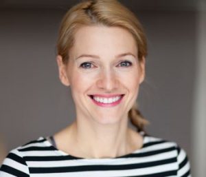 Dentist in Palm Beach Gardens community describes the benefits of dental implants over dentures