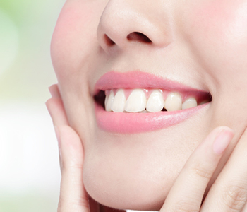Dr Munira Lokhandwala, Starbrite Dental, Providing Teeth whitening Procedure