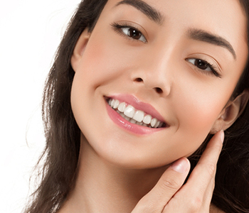 Dr Munira Lokhandwala, Starbrite Dental, Providing Teeth Whitening Treatment